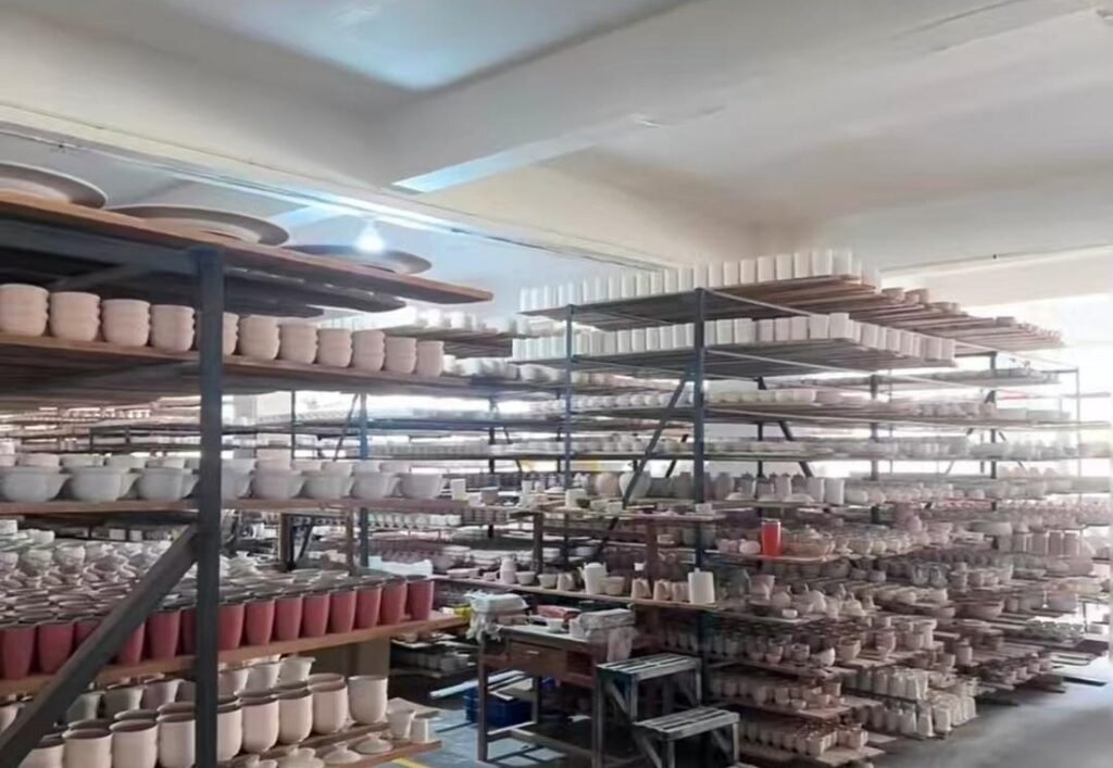 Almacén de vajilla de cerámica lista para exportación